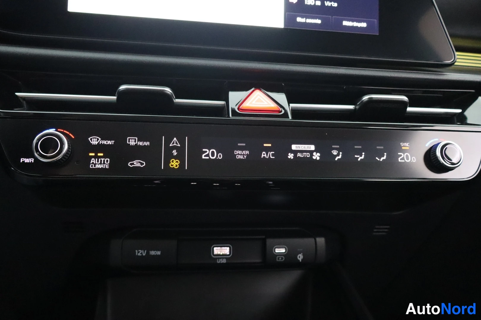Muu: Kojeiston ilmastointipaneeli, lämpötila 20 astetta, AUTO CLIMATE ja A/C, alapuolella USB-liitännät.