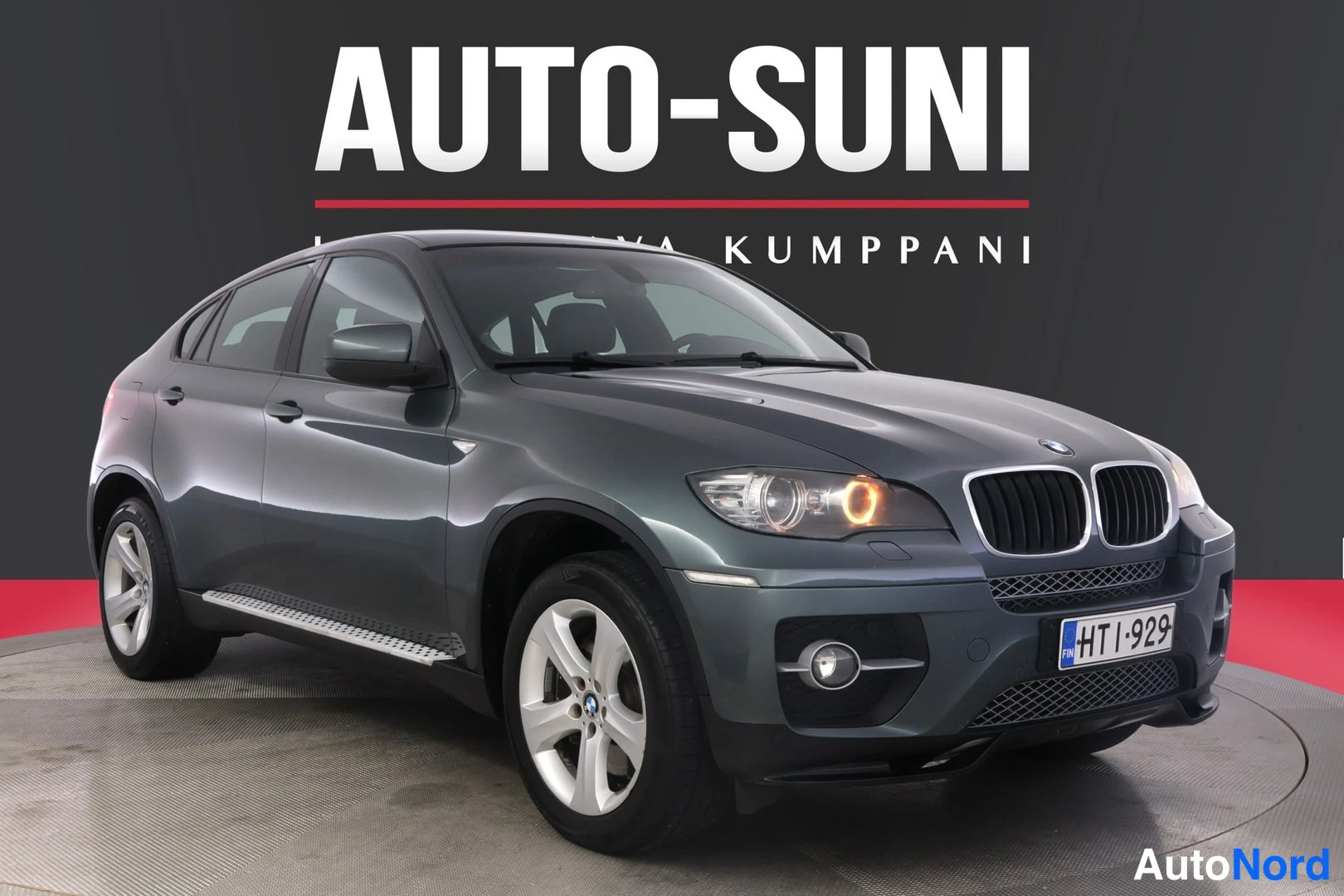Etuviisto, nokka oikealle: BMW X6 etuviistosta oikealta, tummanharmaa