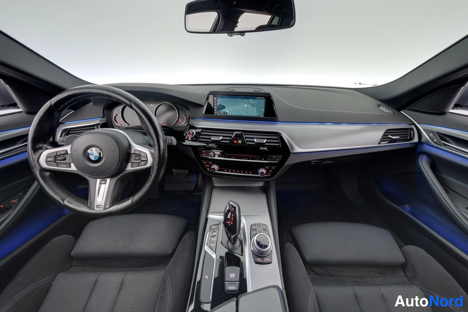 Harmaa BMW 520d xDrive 2018, ohjaamo, kuva 8