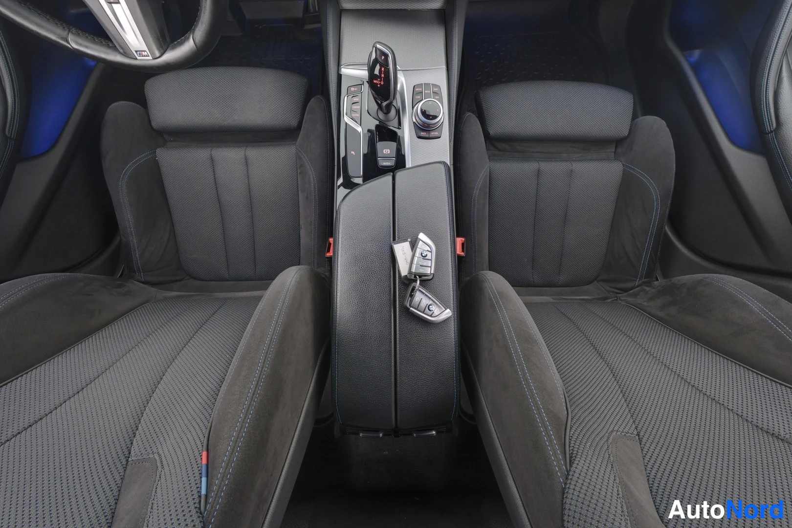 Harmaa BMW 520d xDrive 2018, etuistuimet, kuva 13