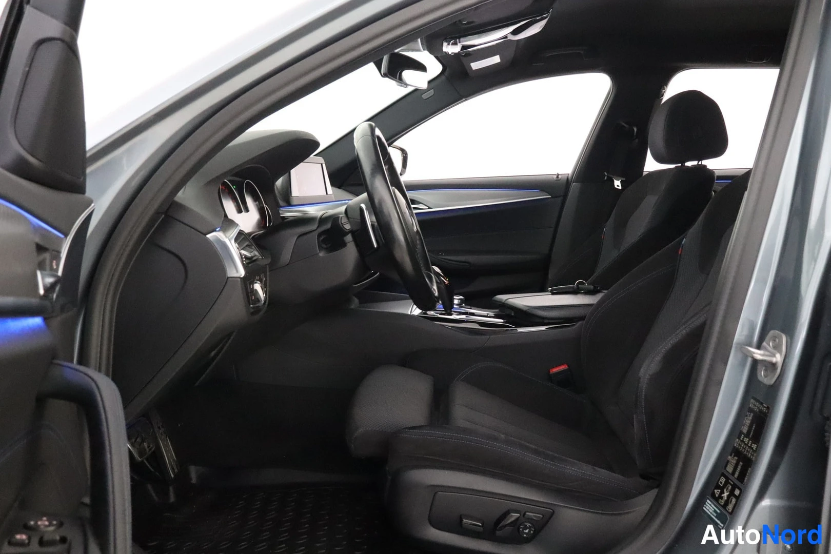 Harmaa BMW 520d xDrive 2018, ohjaamo, kuva 9