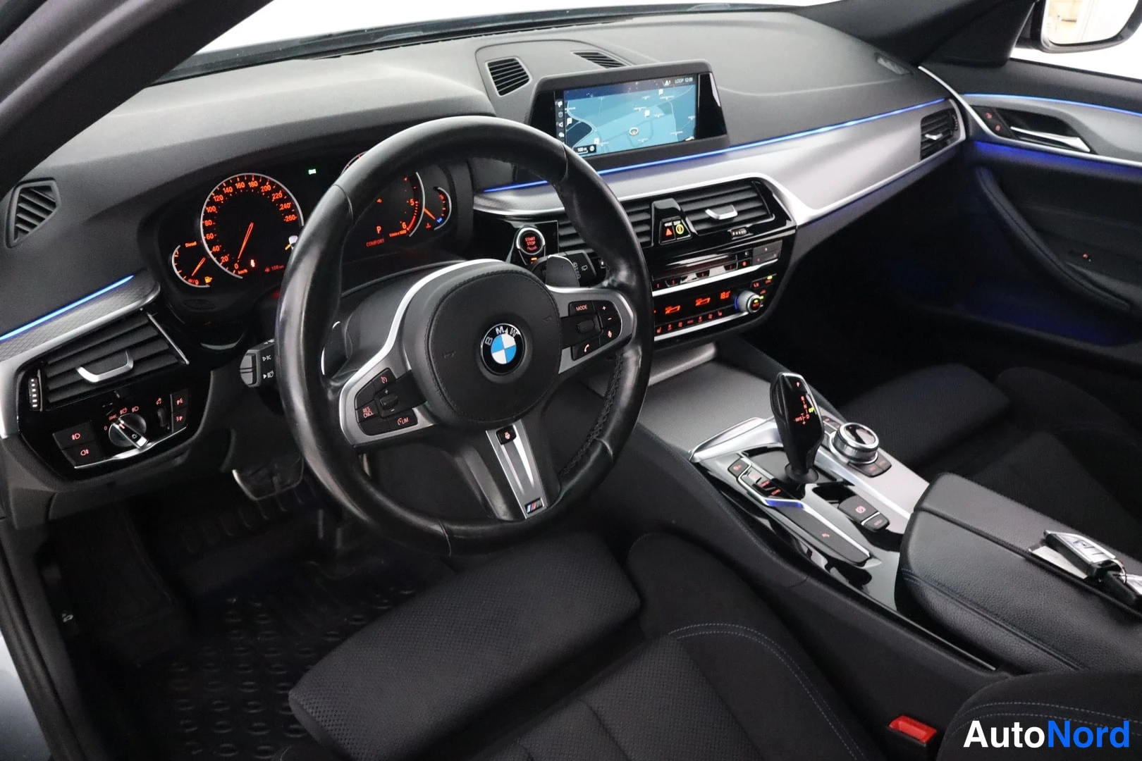 Harmaa BMW 520d xDrive 2018, ohjaamo, kuva 10