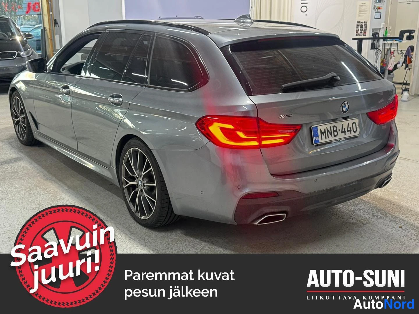 Takaviisto: Hopeanharmaan BMW:n takaosa kolmasosa-näkymässä vasemmalta, takavalot ja rekisterikilpi näkyvät.