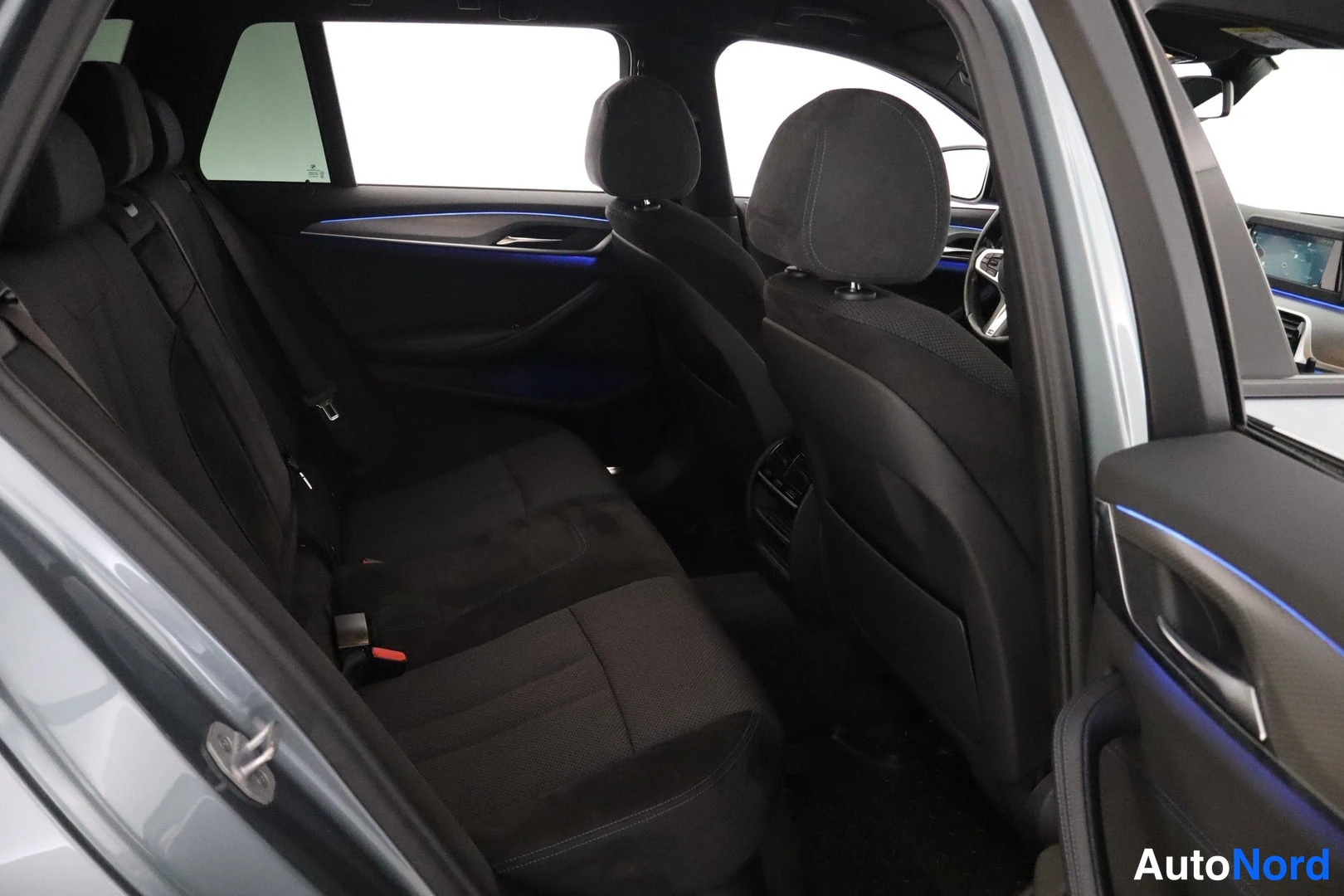 Harmaa BMW 520d xDrive 2018, takaistuimet, kuva 17
