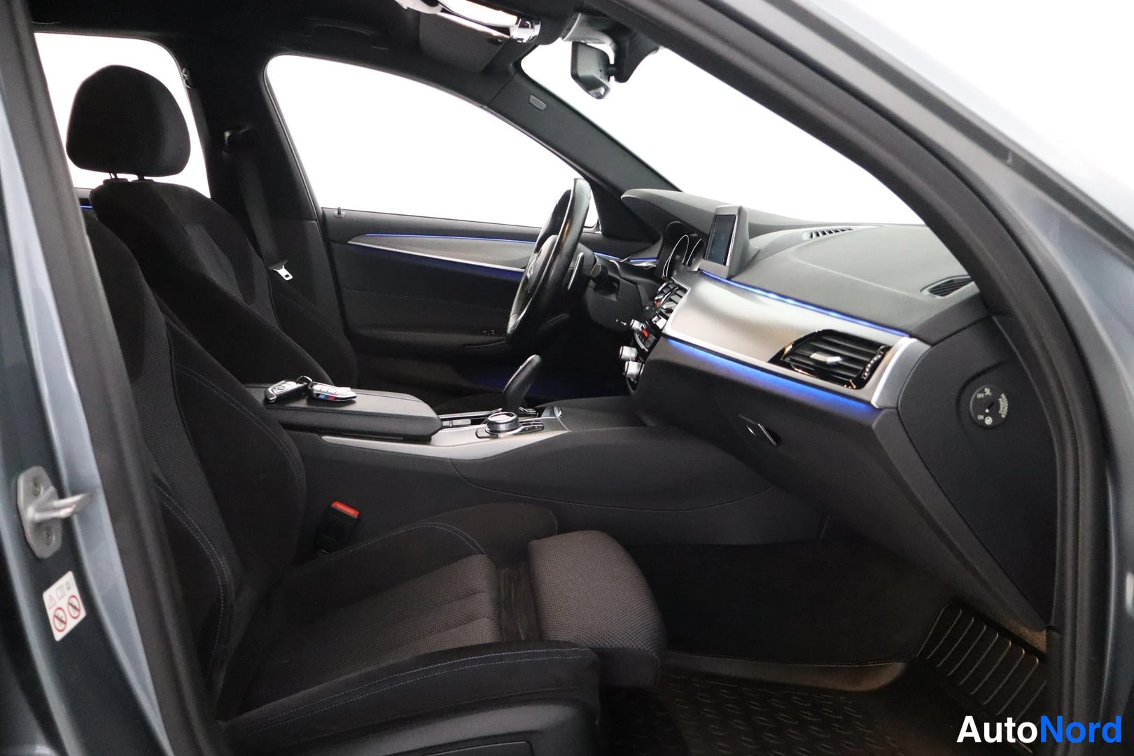 Harmaa BMW 520d xDrive 2018, ohjaamo, kuva 12
