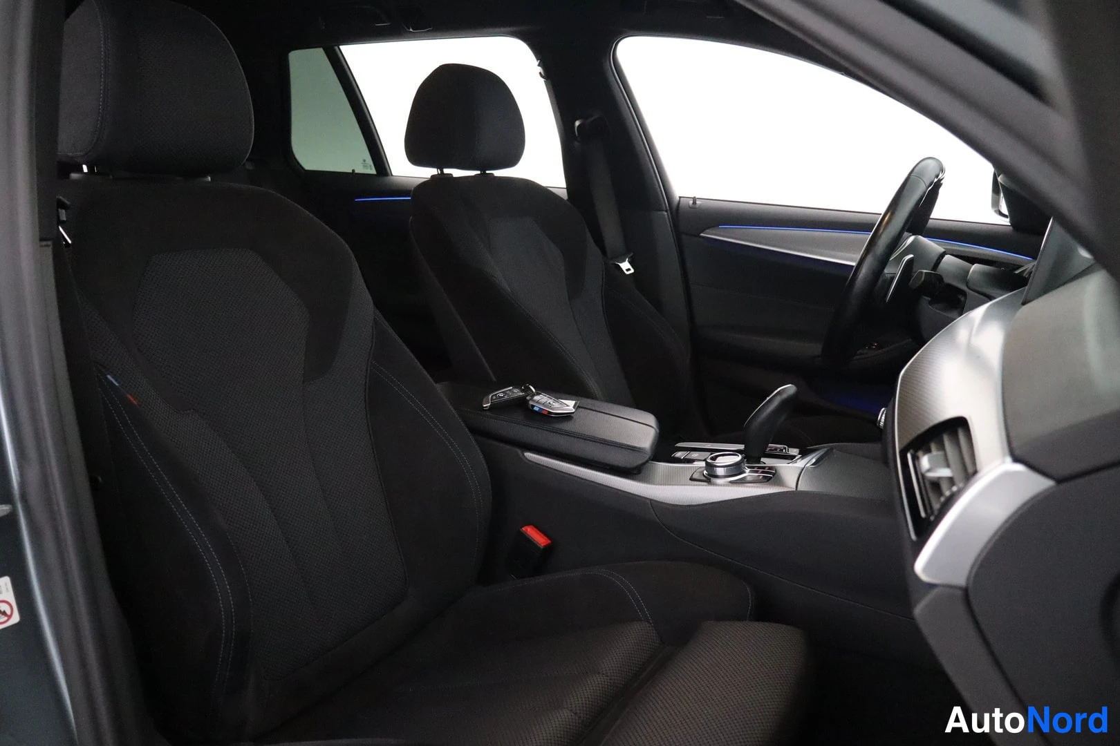 Harmaa BMW 520d xDrive 2018, etuistuimet, kuva 14