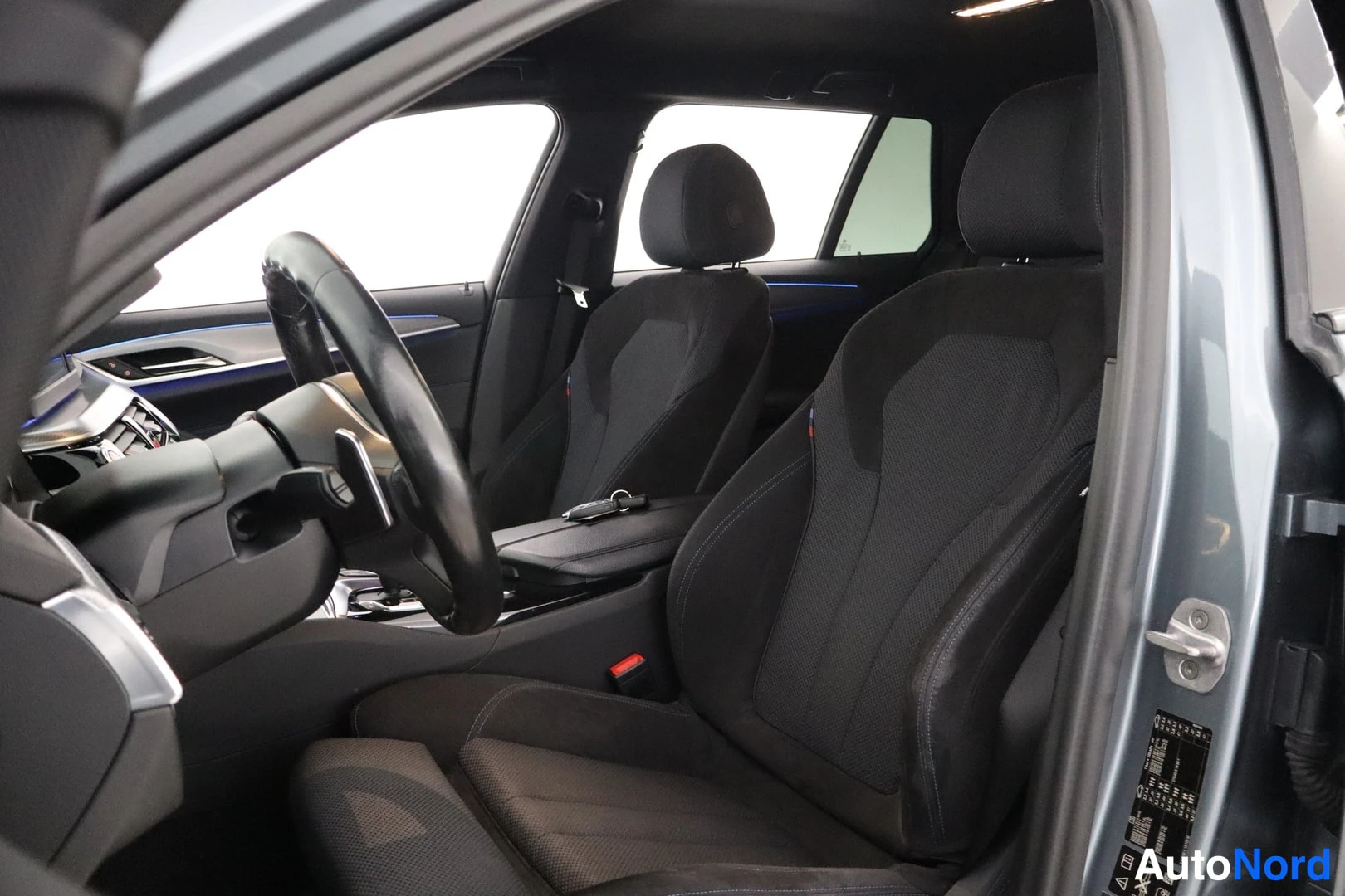 Harmaa BMW 520d xDrive 2018, etuistuimet, kuva 15