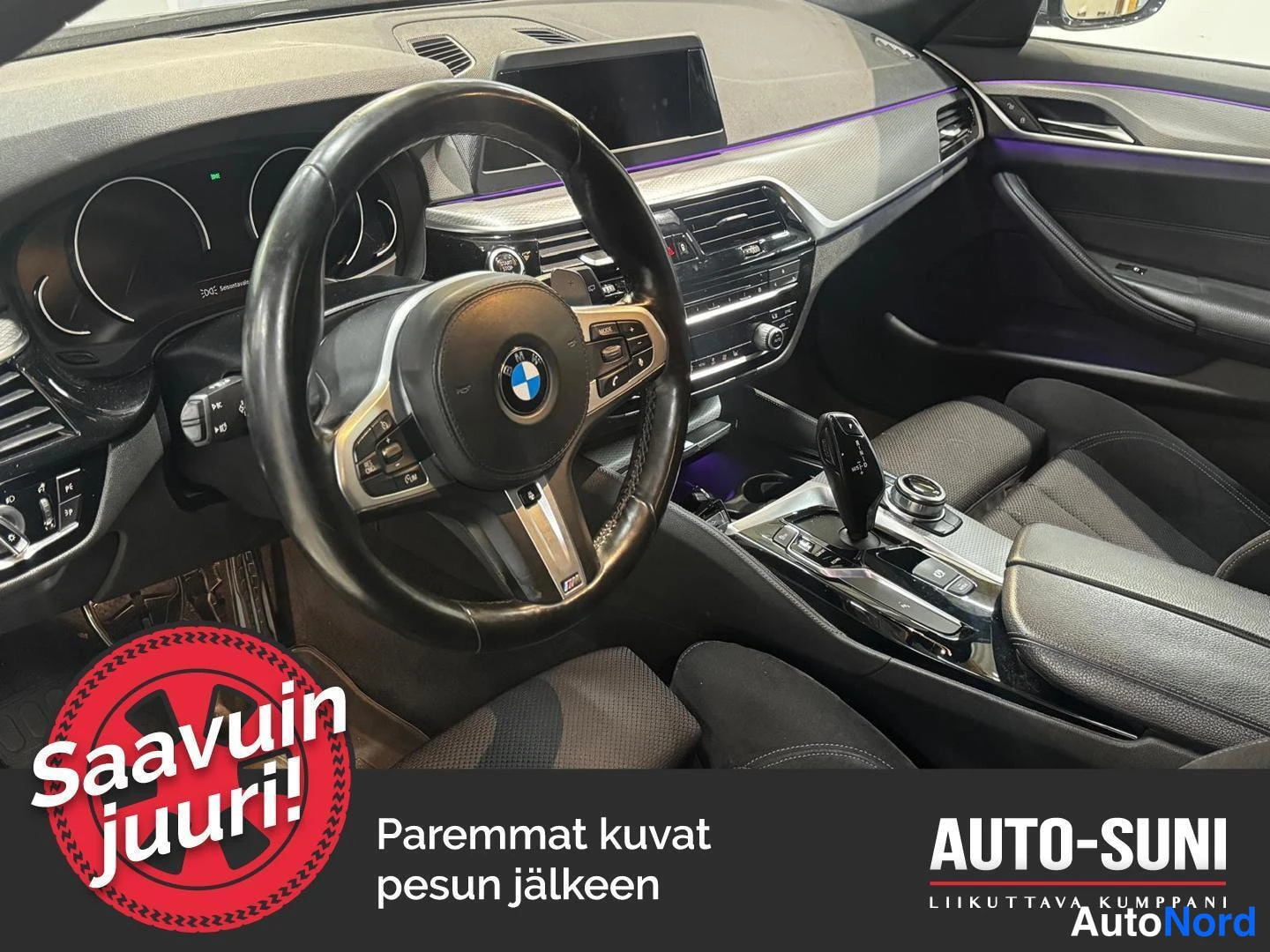 Muu: Ohjaamo vasemmalta:BMW-ohjauspyörä,digitaalinen mittaristo,keskikonsoli ja vaihtaja,hieman violettia tunnelmavalaistua sisustaa.