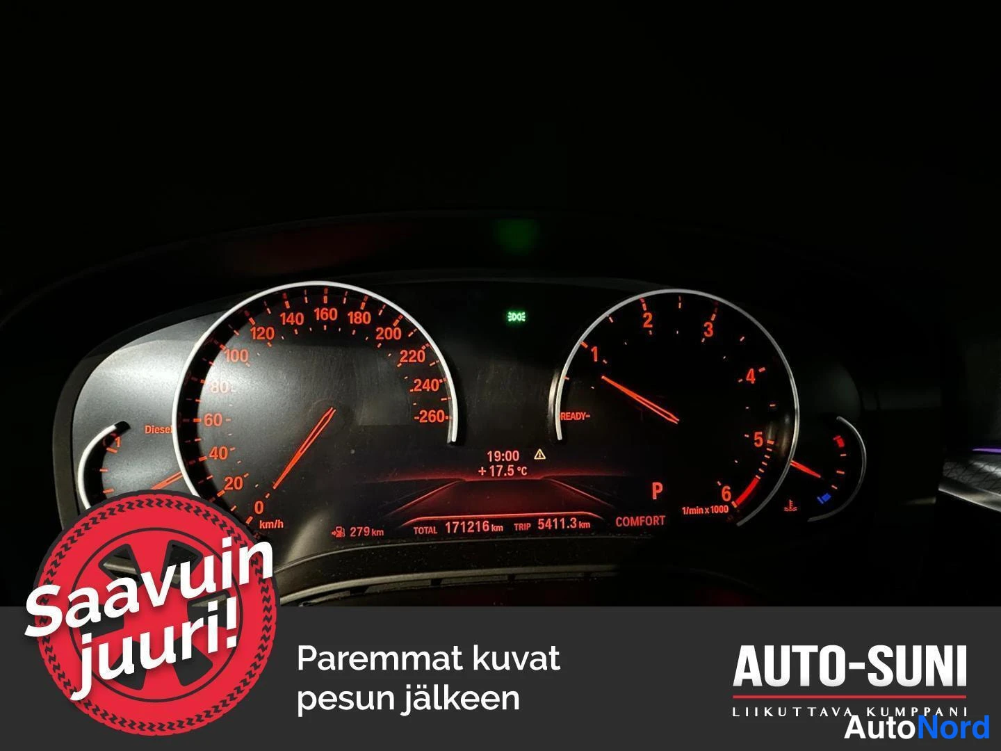 Muu: Mittaristo pimeässä:nopeusmittari jopa 260 km/h ja kierrosmittari,matkatuhdetesti näytöllä TOTAL 171216 km,TRIP 5411.3 km,ajotila COMFORT,leima P.