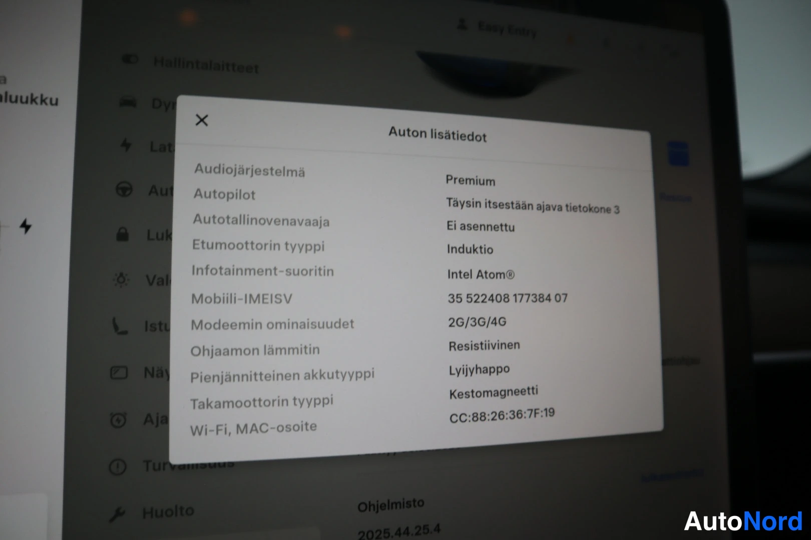 Muu: Auton lisätiedot -ruutu, jossa mm. Autopilot: täysin itsestään ajava tietokone 3, Autotallinovenavaaja: Ei asennettu, etumoottorin tyyppi Induktio ja Wi-Fi MAC-