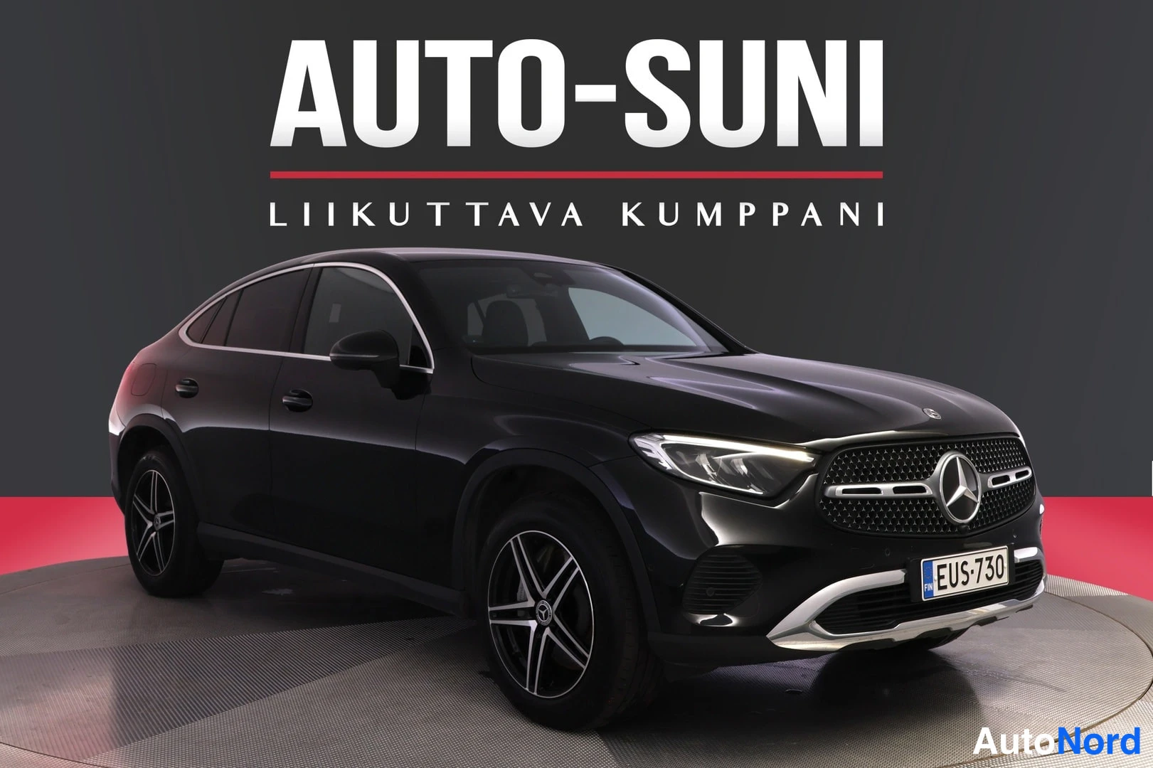 Etuviisto, nokka oikealle: Musta Mercedes-Benz GLC Coupé näytillä etuosalta ja oikealta sivulta, rekisteri.