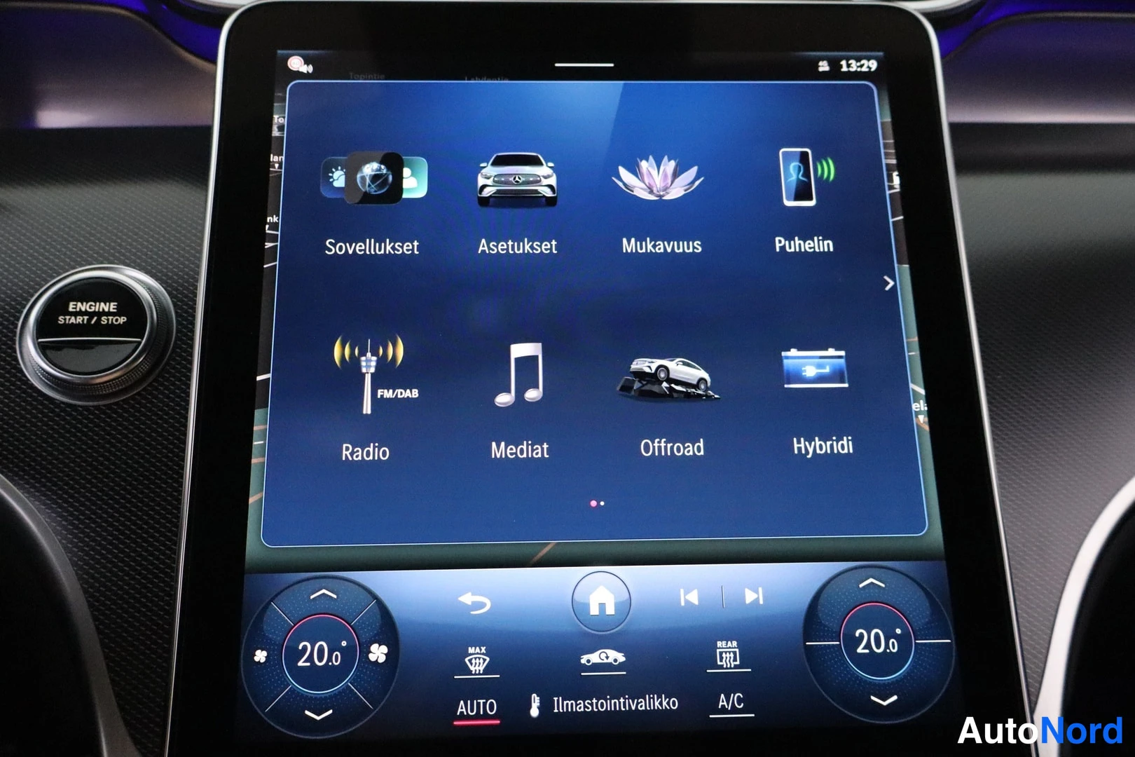 Yksityiskohta: Auton keskinäytön päävalikko kuvakkeineen: Sovellukset, Asetukset, Mukavuus, Puhelin, Radio, Mediat, Offroad ja Hybridi. Alareunassa ilmastointiasetukset 20 ast