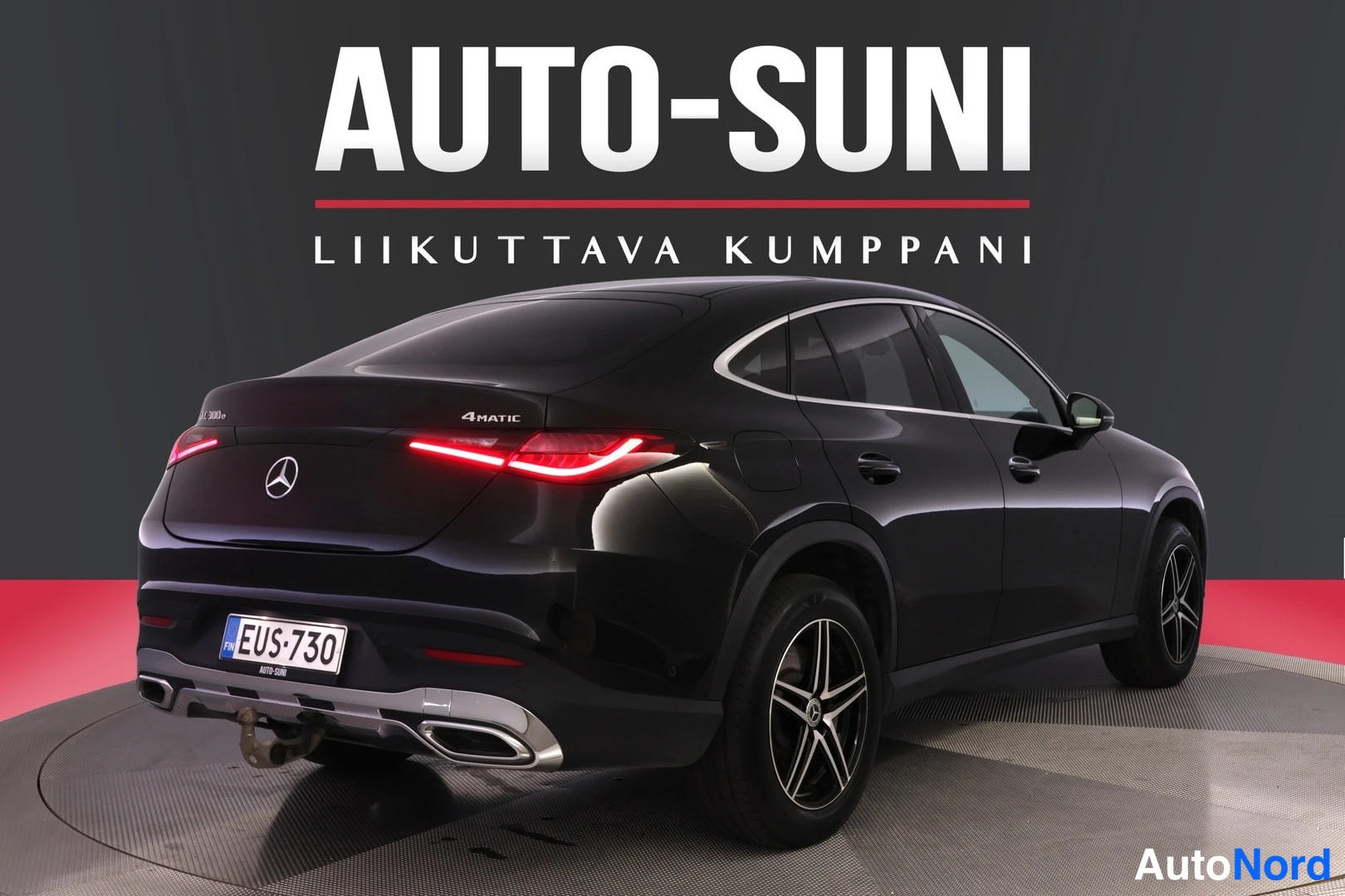 Takaviisto: Musta Mercedes-Benz GLC Coupé takaa ja oikealta sivulta, takavalojakin syttyvät, rekisteri.
