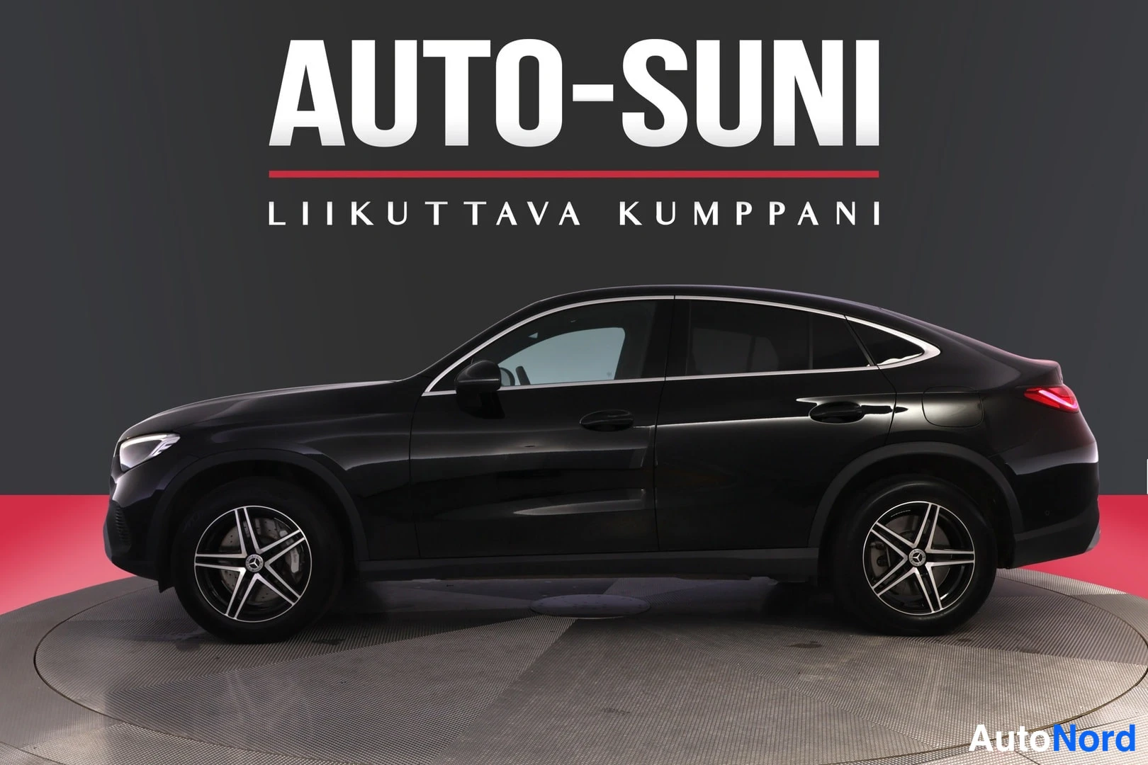 Sivulta: Musta Mercedes-Benz GLC Coupé -tyylinen auto sivusta, valojen ympäröimänä tummassa studioympäristössä.