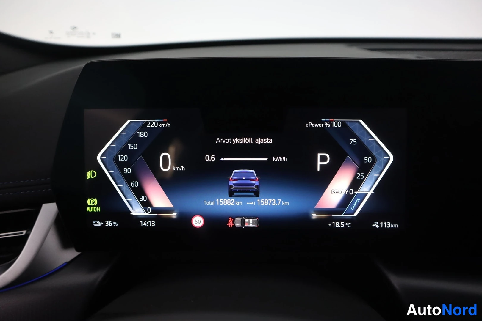 Muu: Kojelaudan digitaalinen mittaristo näyttää 0 km/h, P-vaihde, kokonaismatkan 15882 km, 36 % lataus ja 113 km toimintamatka