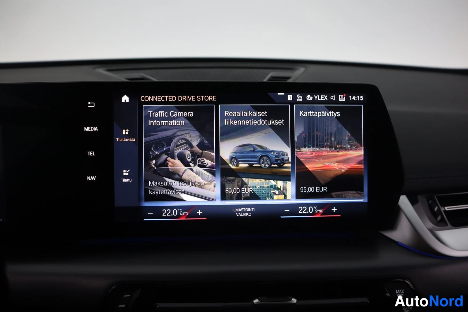 Muu: Auton keskikonsolin infotainment-näyttö auki ConnectedDrive Store -näkymässä palvelukortteineen.