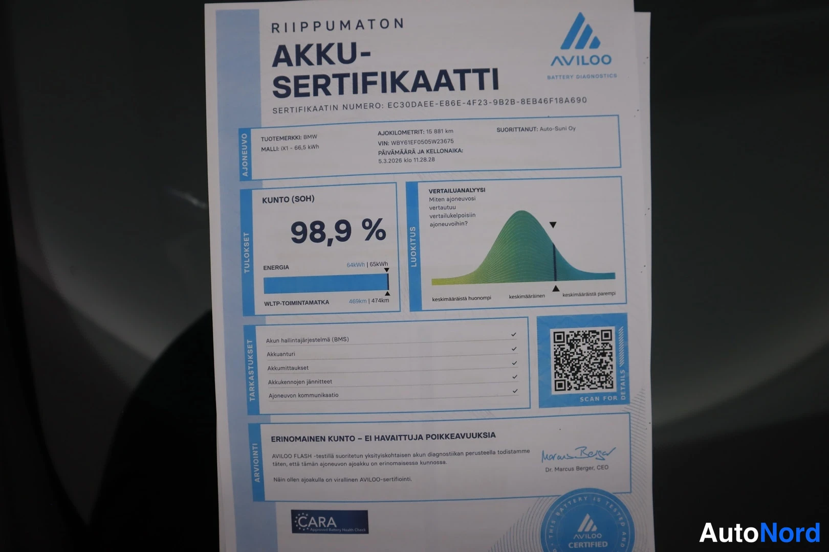 Yksityiskohta: Aviloo akkusertifikaatti, jossa akun kunto 98,9 %.