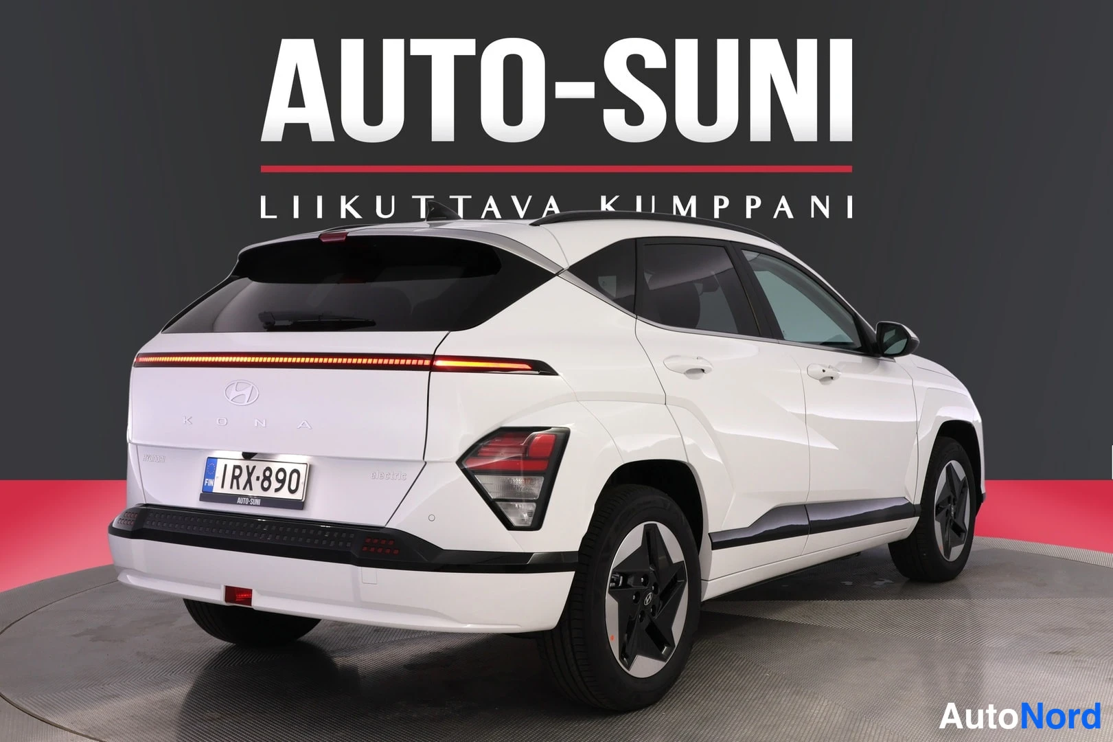 Takaviisto: Valkoisen Hyundai Kona Electricin takakolmasneljännesnäkymä, KONA-teksti ja rekisterikilpi takaluukussa.