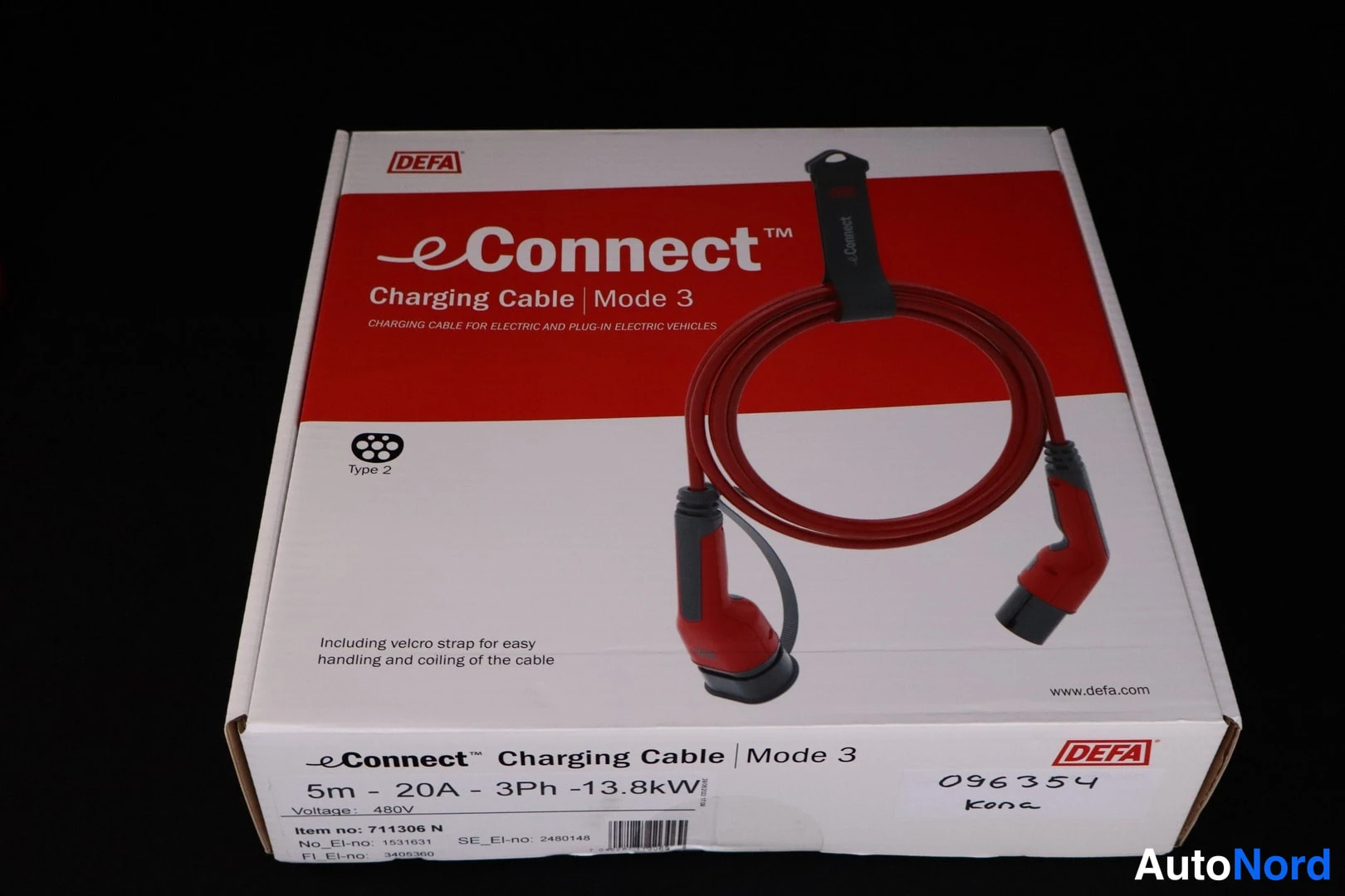 Muu: DEFA eConnect Mode 3 -latauskaapelin pakkaus, jossa punainen Type 2 -kaapeli; laatikossa 5 m, 20 A, 3-vaihe, 13,8 kW.