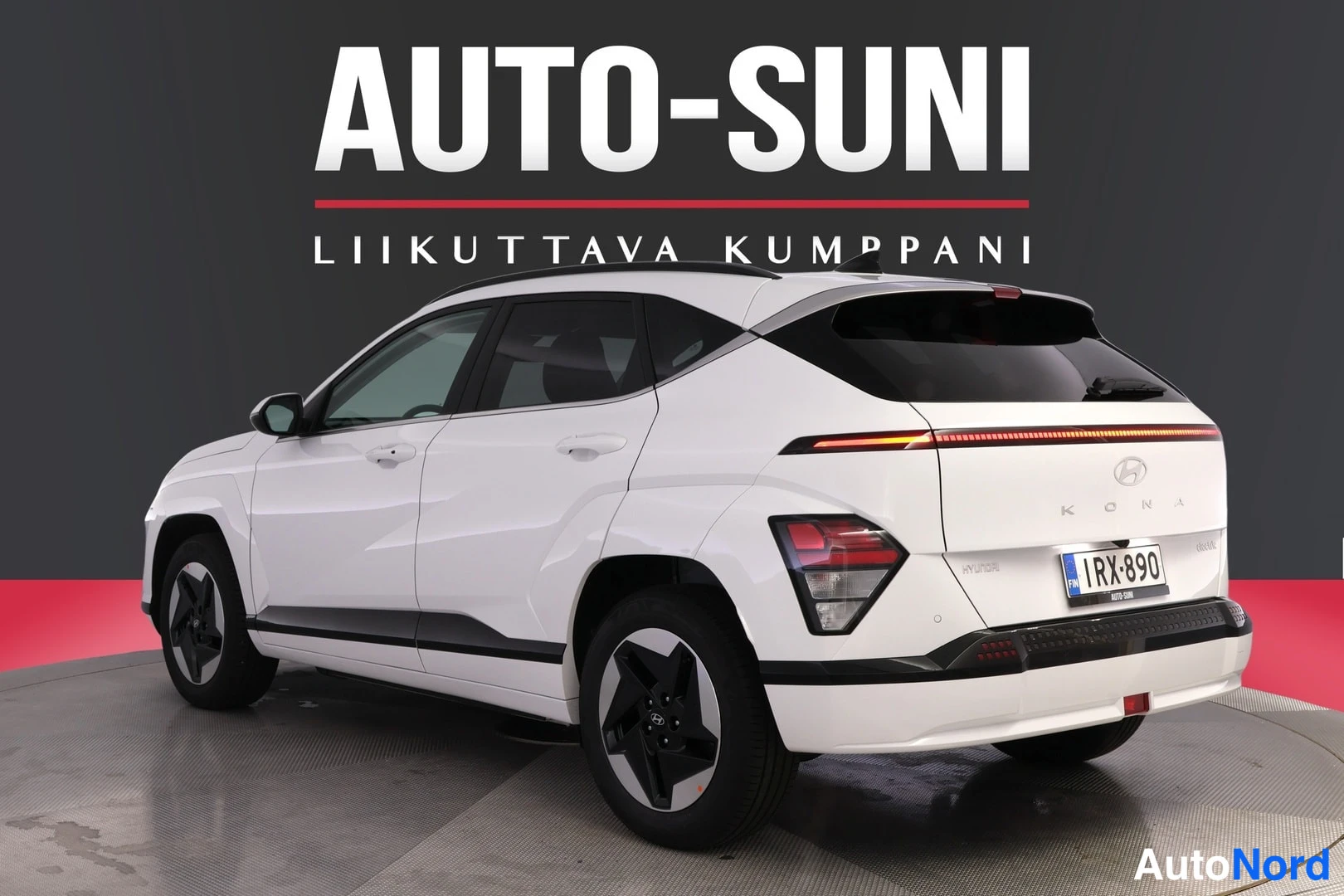 Takaviisto: Valkoisen Hyundai Kona Electricin takakolmasneljännesnäkymä vasemmalta, KONA-teksti takaluukussa ja rekisterikilpi.