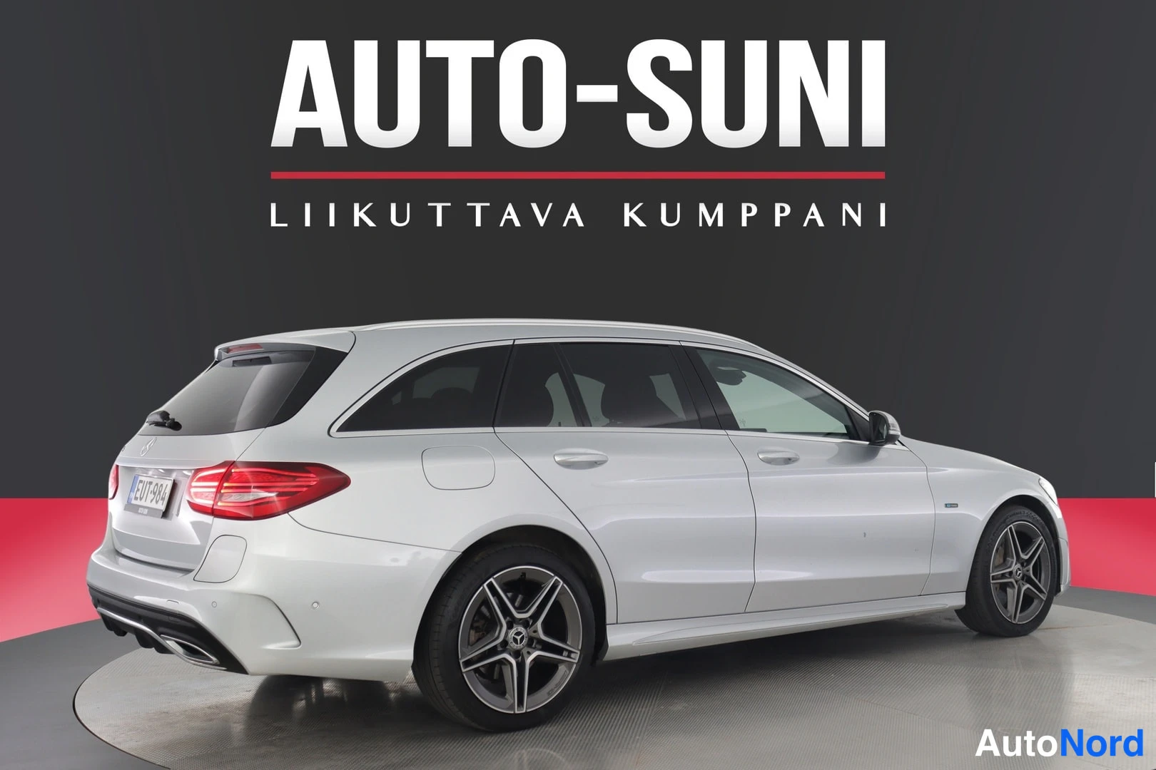 Takaviisto: Hopeanvärinen Mercedes-Benz C -farmari takaa sivusuunnassa, takavalo ja kaksoispakoputki näkyvissä.