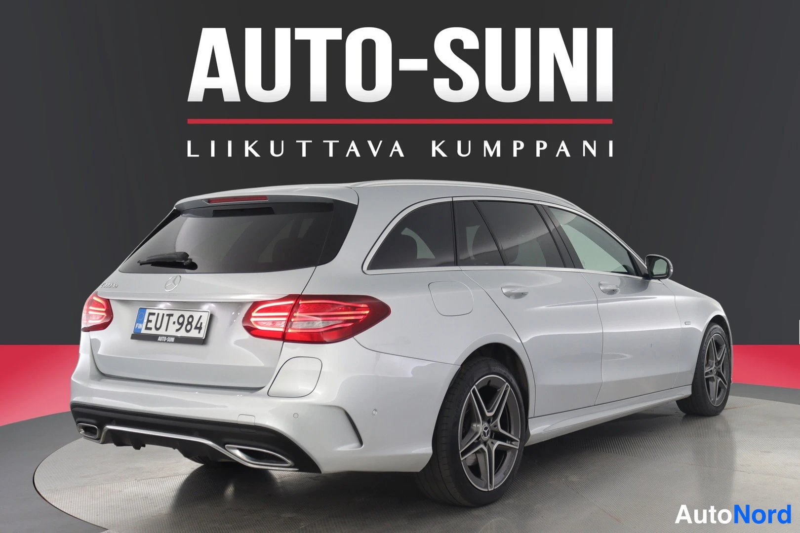 Takaa: Hopeanvärinen Mercedes-Benz C -farmari suoraan takaa, rekisterikilpi ja kaksoispakoputket.
