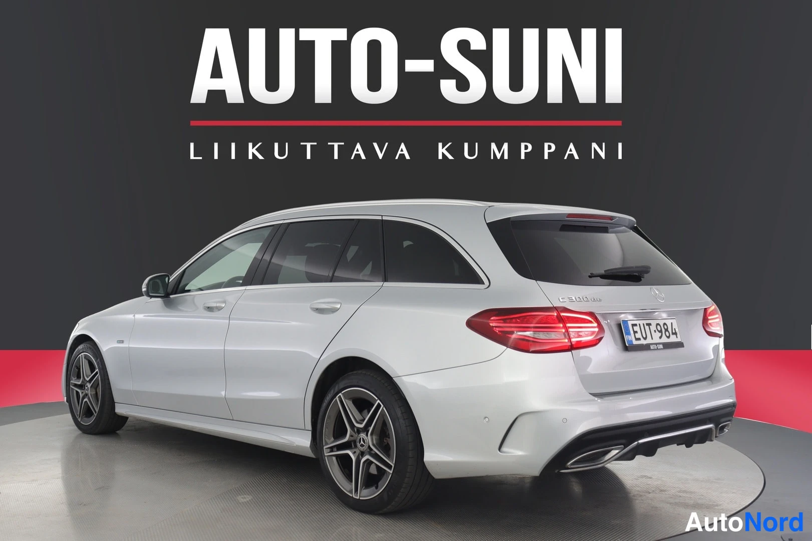 Takaviisto: Hopeanvärinen Mercedes-Benz C -farmari takaa vasemmalta, perän kannessa C 300 -merkintä ja rekisterikilpi.