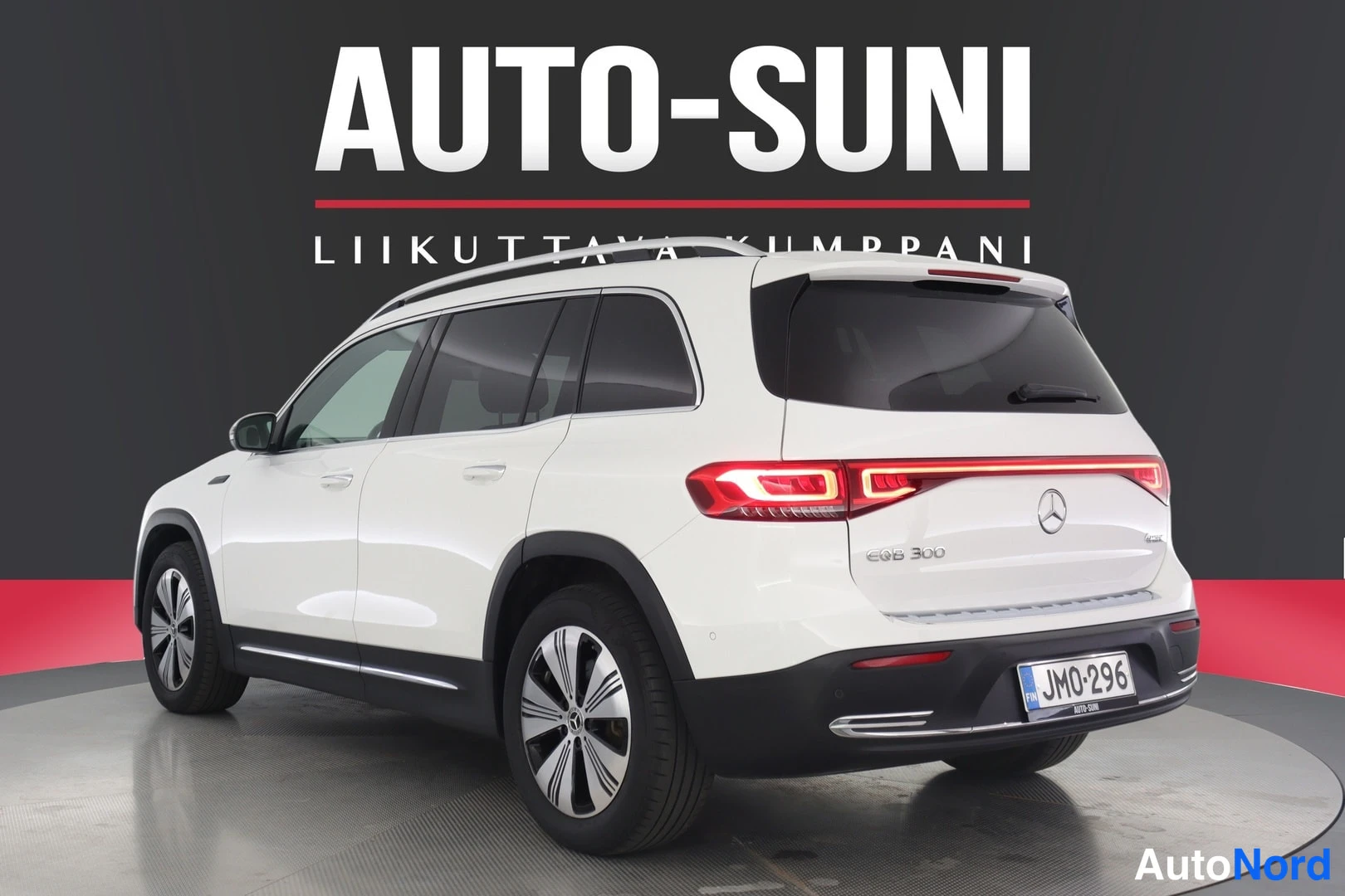 Takaviisto: Valkoinen Mercedes-Benz EQB vasemmalta takaviistoistakulmasta; perässä lukee EQB 300, rekisterikilpi.