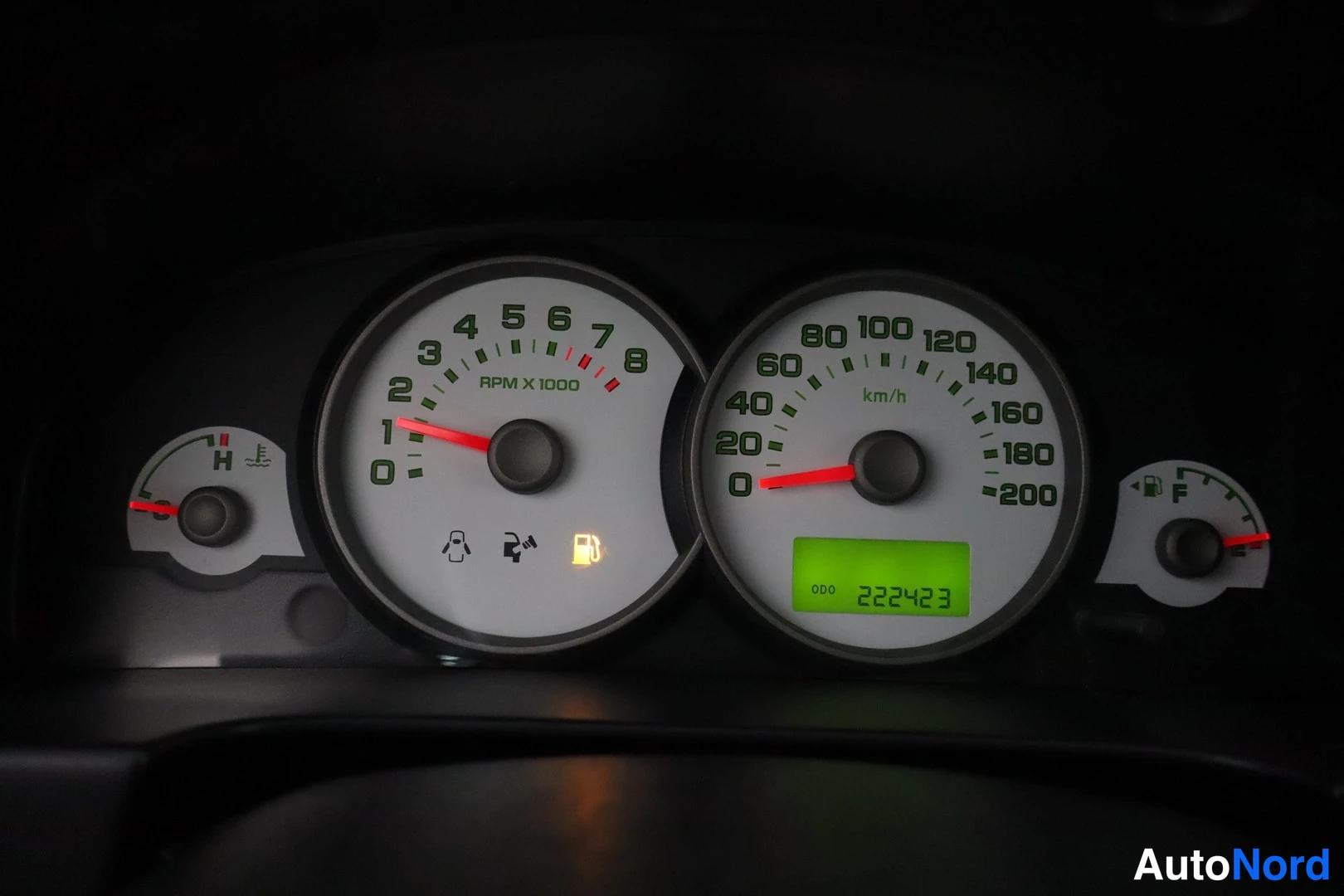 Muu: Kojelaudan mittaristo: nopeusmittari 0-200 km/h, kierrosmittari ja ODO-lukema 222423
