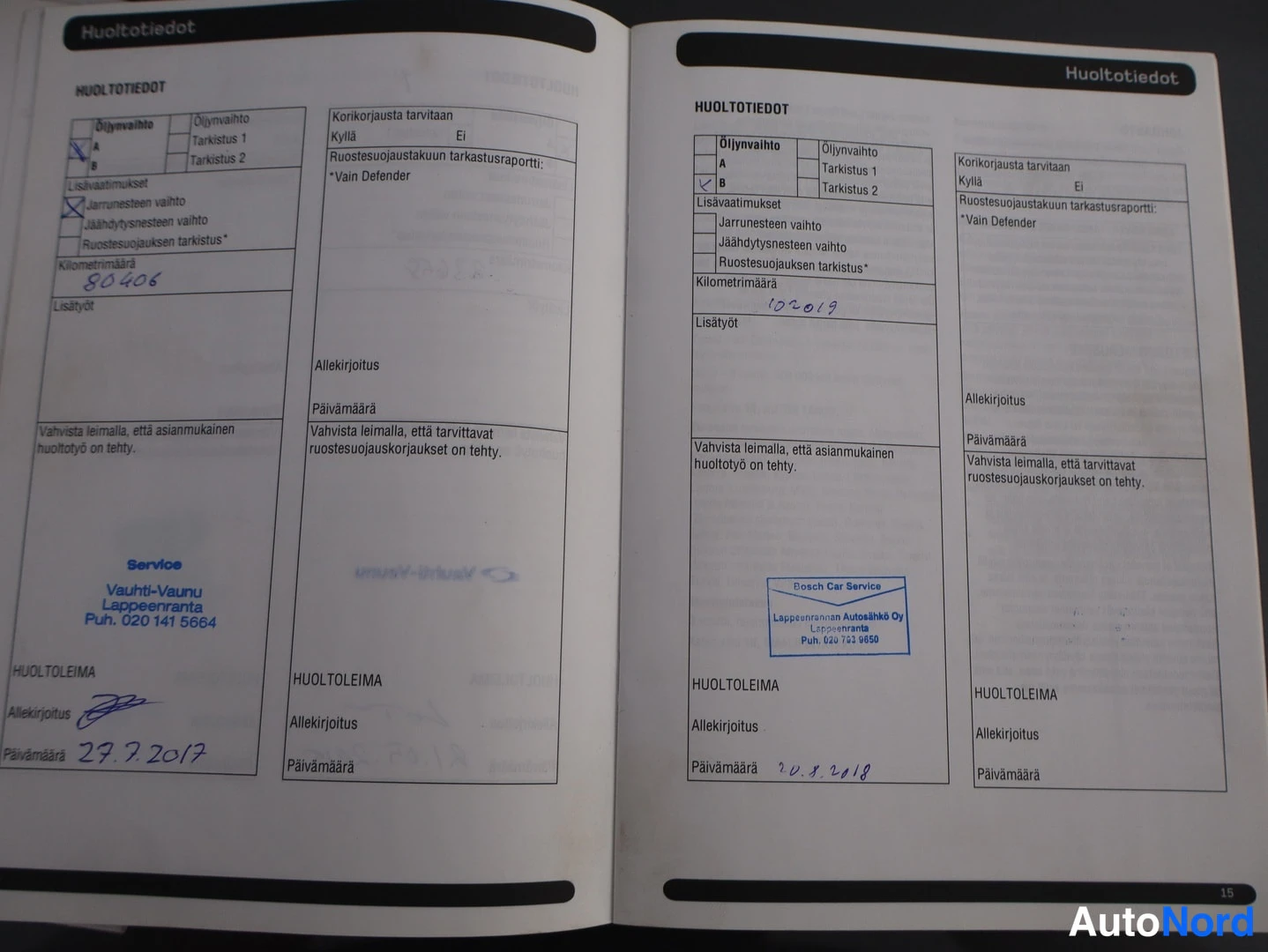 Muu: Huoltokirjan sivut Huoltotiedot-taulukoin, leimoin Vauhti-Vaunu ja Bosch Car Service sekä käsin kirjoitetut kilometrimäärät 80 406 ja 102 019.