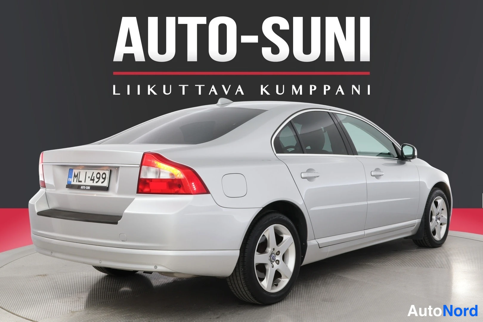 Takaviisto: Auton takaosa kolmelta neljäsosalle vasemmalta, punaiset takavalot ja rekisterikilpi.