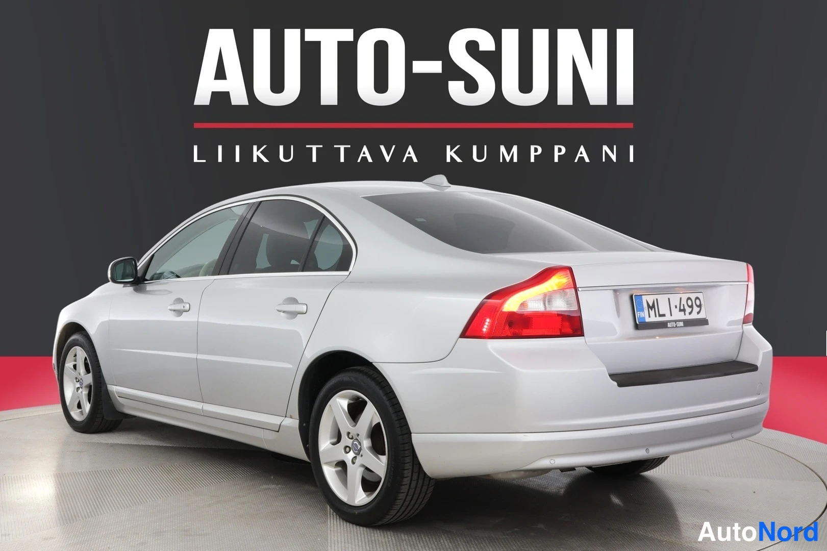 Takaviisto: Auton takaosa kolmelta neljäsosalle oikealta, takavalot syttyneenä punaisina ja rekisterikilpi.