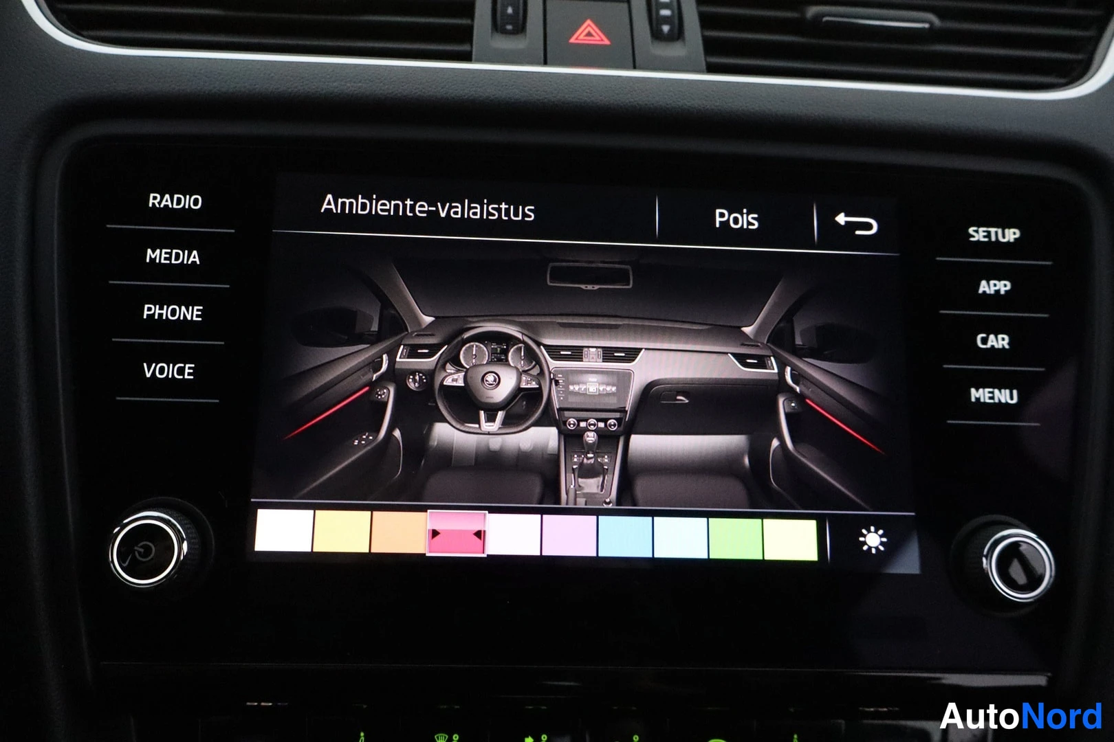 Etuviisto, nokka oikealle: Medianäytön Ambient Lighting -valikko: 'Ambiente-valaistus' ja asetus 'Pois' eri väri vaihtoehtoina.