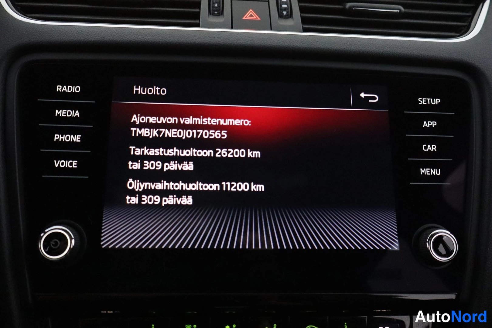 Muu: Infotainment-näytön Huolto-valikko, jossa ajoneuvon valmistenumero TMBJK7NE0J0170565, tarkastushuoltoon 26200 km tai 309 päivää ja öljynvaihtohuoltoon 11200 km