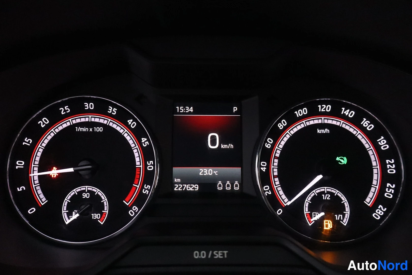 Muu: Mittariston näyttö: nopeus 0 km/h, vaihde P, lämpötila 23,0 °C ja kilometrilukema 227629.