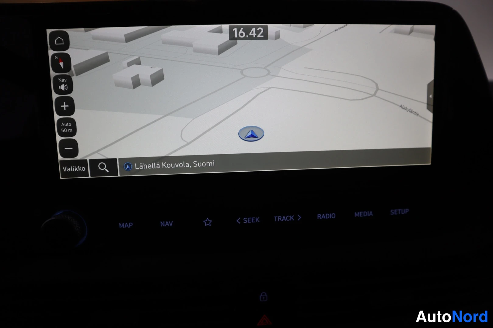 Muu: Infotainment-näyttö, jossa navigaattorin karttanäkymä (teksti: 'Lähellä Kouvola, Suomi') ja alla MAP-, NAV-, RADIO-, MEDIA- ja SETUP-napit.