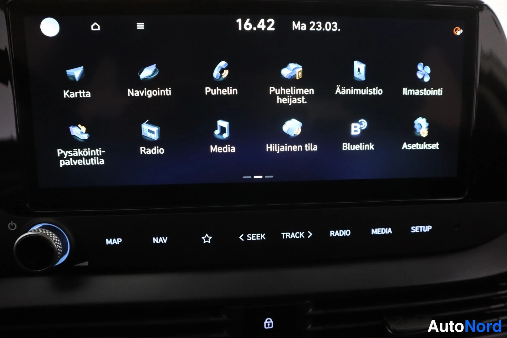 Muu: Hyundain infotainment-näytön päävalikko kuvakkeineen: Kartta, Navigointi, Puhelin, Radio, Media, Ilmastointi, Bluelink ja Asetukset.