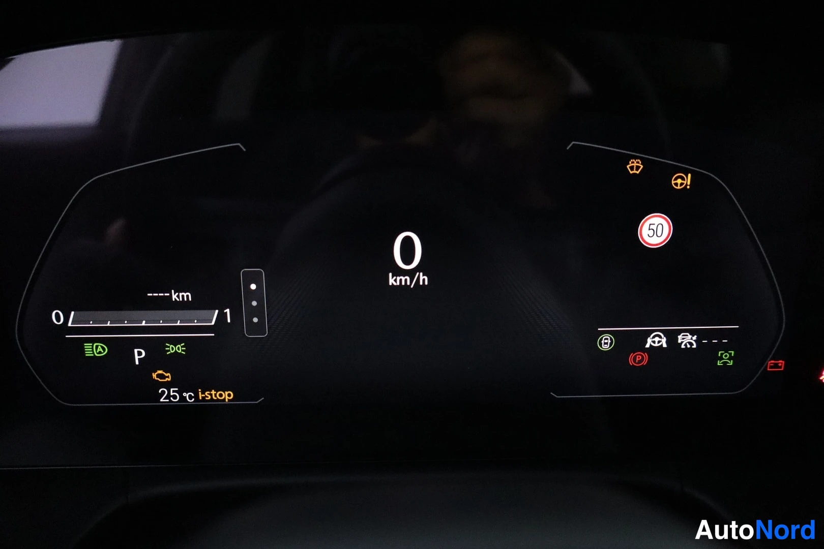 Muu: Mittaristo pimeässä: 0 km/h, vaihde P, matkamittari näyttää ---km, lämpötila 25 °C ja i-stop-merkintä.