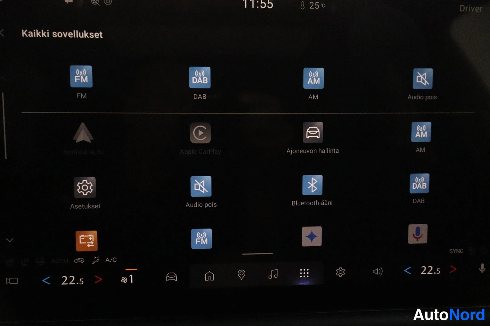 Yksityiskohta: Infotainment-näyttö 'Kaikki sovellukset' -näkymässä, jossa FM-, DAB-, AM- ja Bluetooth-ääni-sovellukset sekä asetukset.