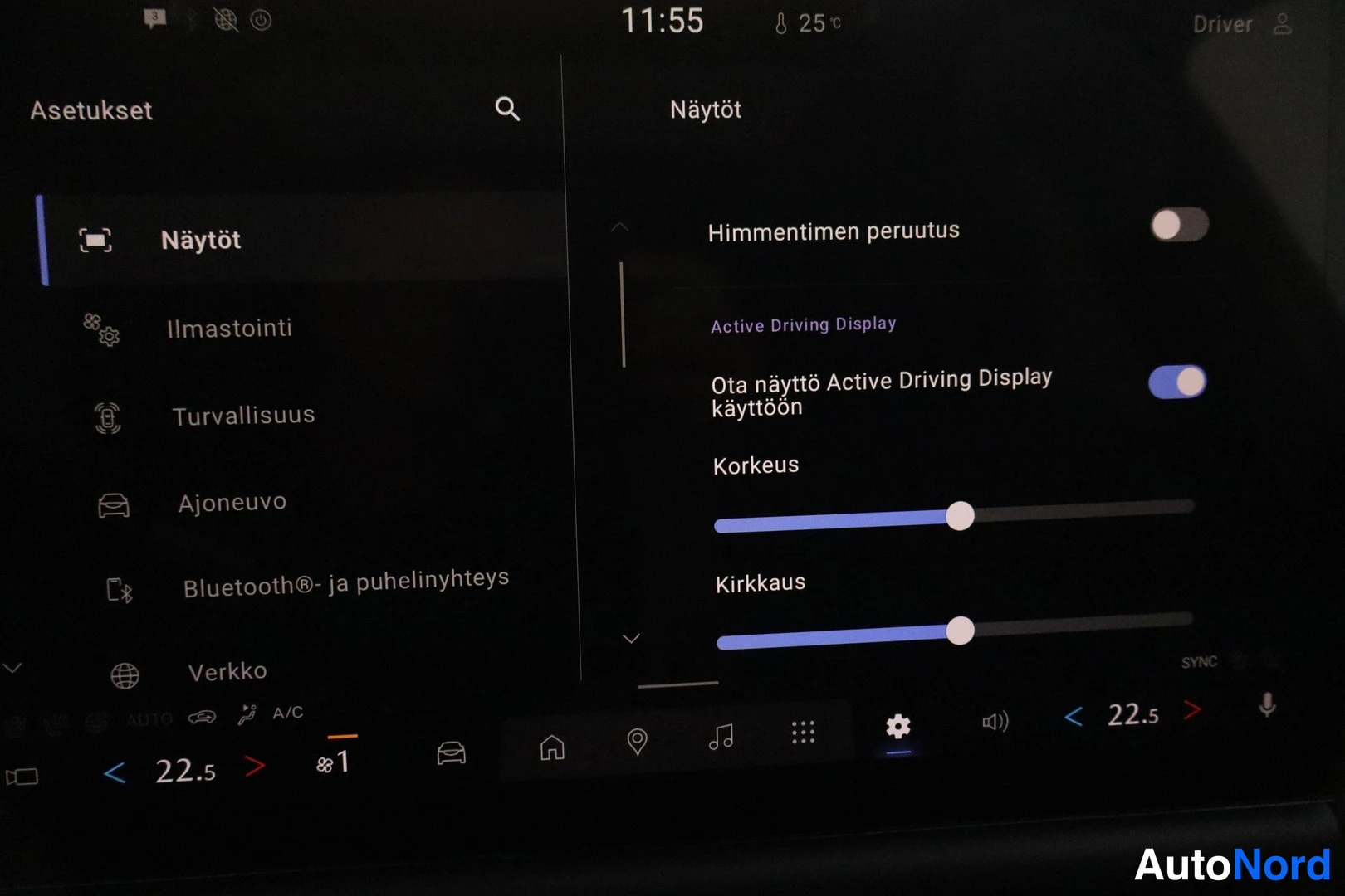 Yksityiskohta: Infotainment-näytön asetukset: Näytöt-valikossa Active Driving Display käytössä sekä korkeus- ja kirkkaus-säädöt.