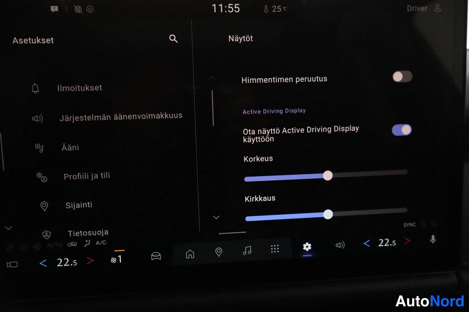 Yksityiskohta: Infotainment-näytön asetukset: valikossa mm. Ilmoitukset, Ääni, Profiili ja tili, Sijainti ja Tietosuoja; oikealla Näytöt-asetukset.