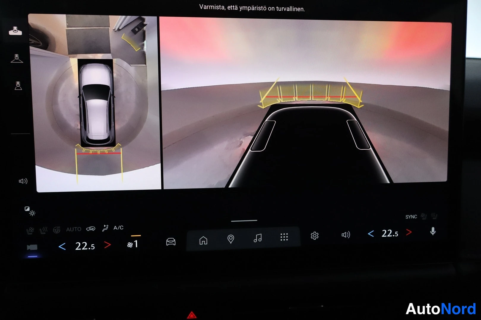 Muu: Infotainment-näyttö, jossa näkyy 360 asteen kamerakuva autosta sekä peruutuskameran kuva ja teksti 'Varmista, että ympäristö on turvallinen'.