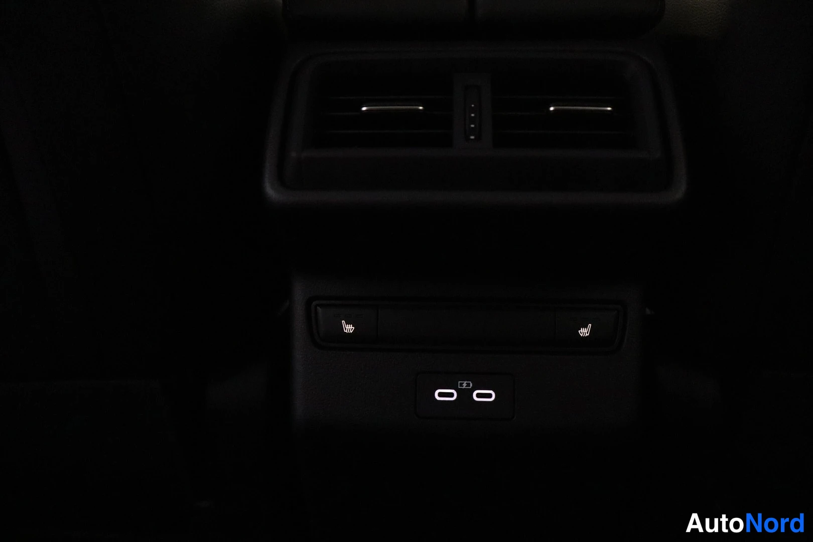 Muu: Takaistuimen konsolissa ilmastointilaitteet, lämmitetyt istuimet ja USB-C-liitännät.