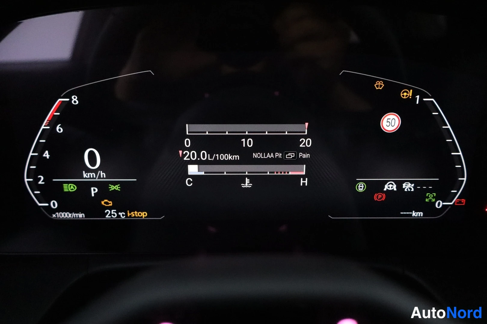 Muu: Mittaristö näyttää 0 km/h, vaihteen P, keskikulutuksen 20,0 l/100 km, lämpötilan 25 °C sekä i-stop-merkinnän.