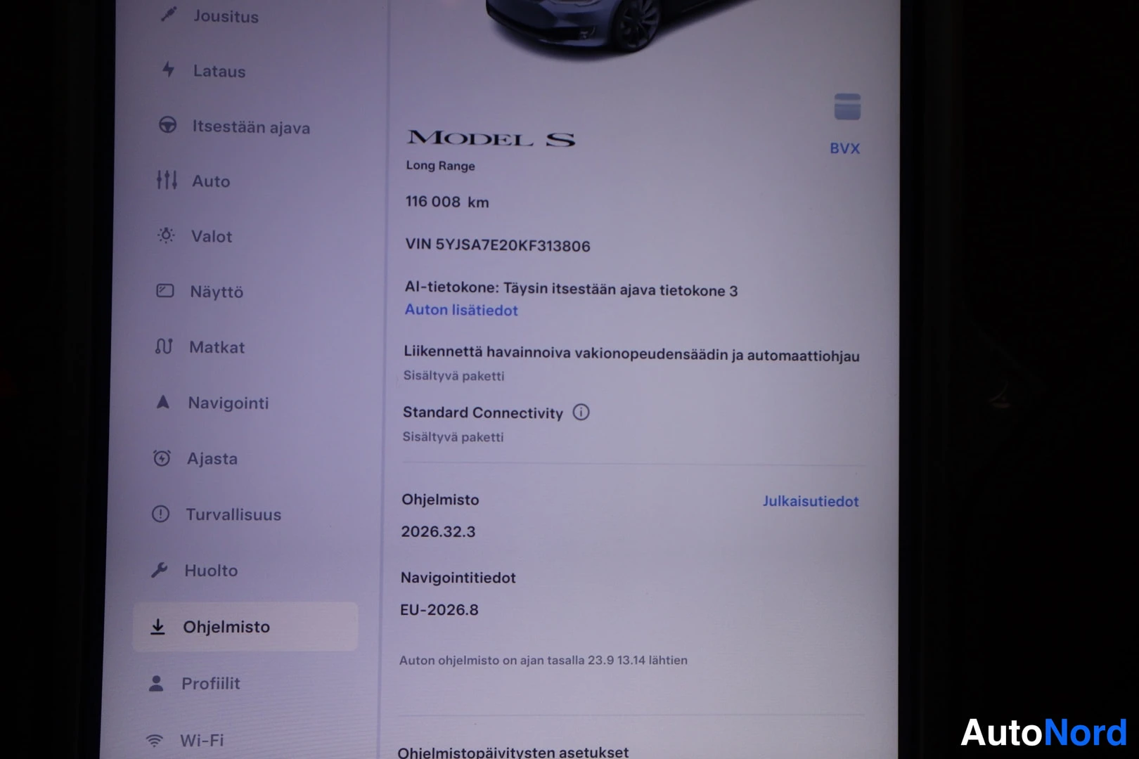 Muu: Tesla:n kosketusnäytön Ohjelmisto-näkymä, jossa lukemat Model S Long Range, 116 008 km, VIN ja ohjelmistotiedot.