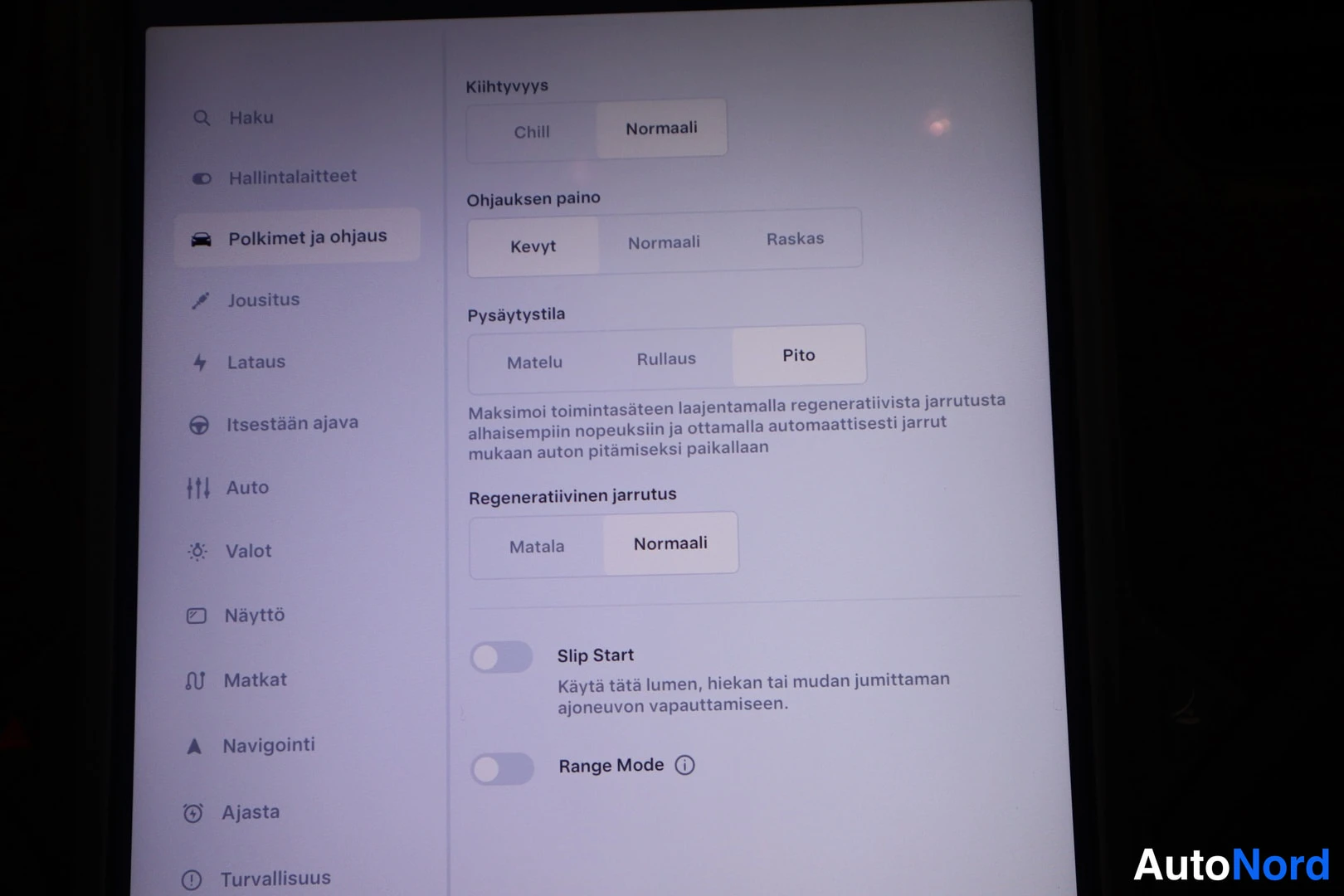 Muu: Auton kosketusnäytön asetusnäkymä: kiihtyvyys Normaali, ohjauksen paino Kevyt, pysäytystila Pito, regeneratiivinen jarrutus Normaali. Slip Start- ja Range Mode-