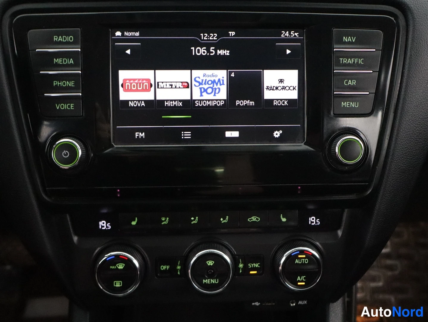 Muu: Kojetason keskushallinta: radio-, MEDIA-, PHONE- ja VOICE-napit vasemmalla, NAV-, TRAFFIC-, CAR- ja MENU-napit oikealla, kosketusnäytöllä FM 106,5 MHz radioasem