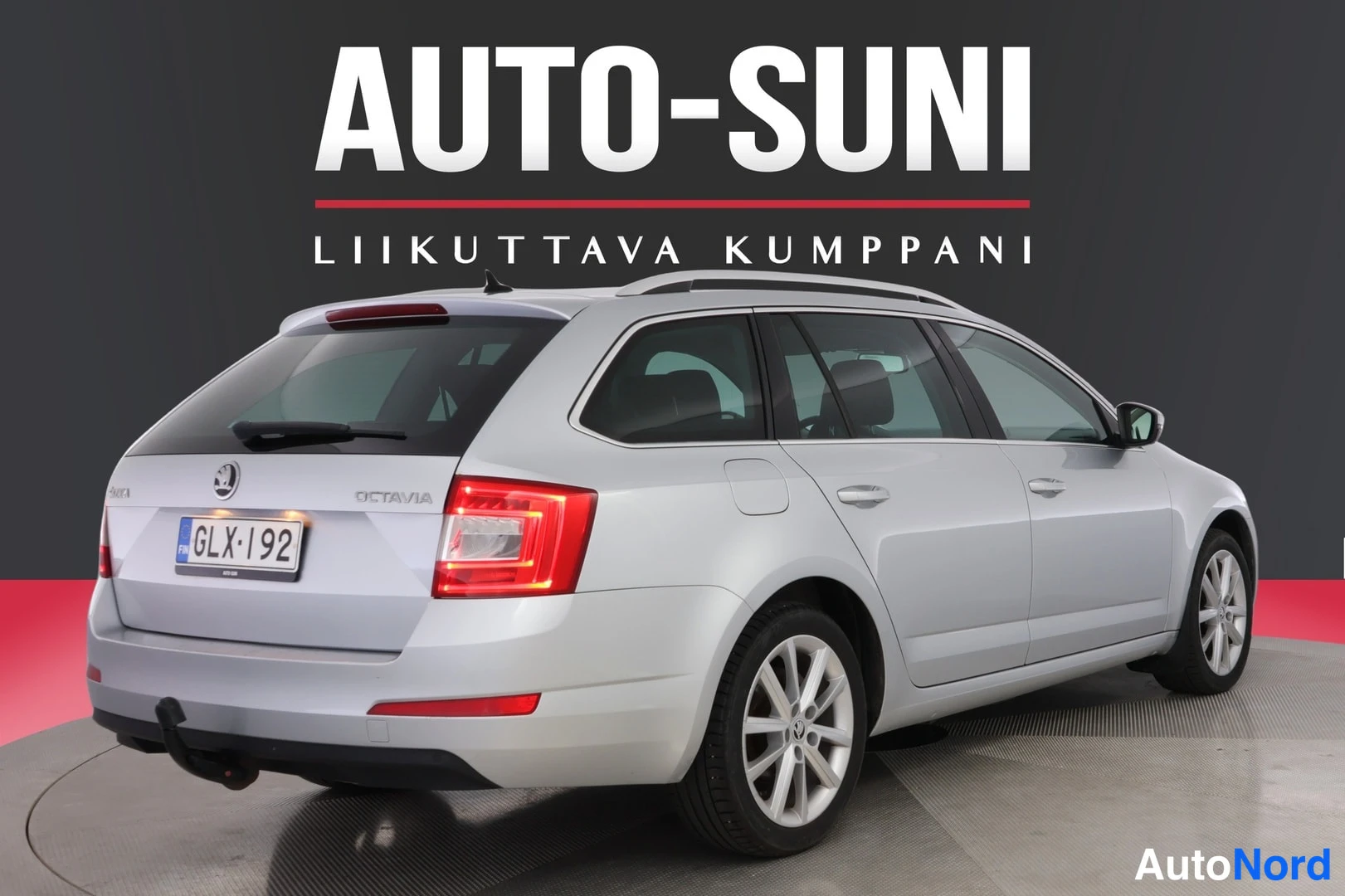 Takaviisto: Hopeinen Skoda Octavia -farmari takaa vasemmalta, rekisterikilpi näkyvissä.
