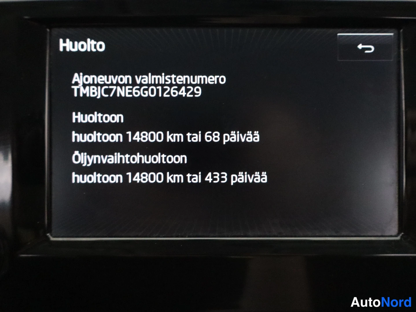 Muu: Auton näytön Huolto-näkymä valmistenumerolla TMBJC7NE6G0126429 ja huoltovälillä 14800 km tai 68 päivää.