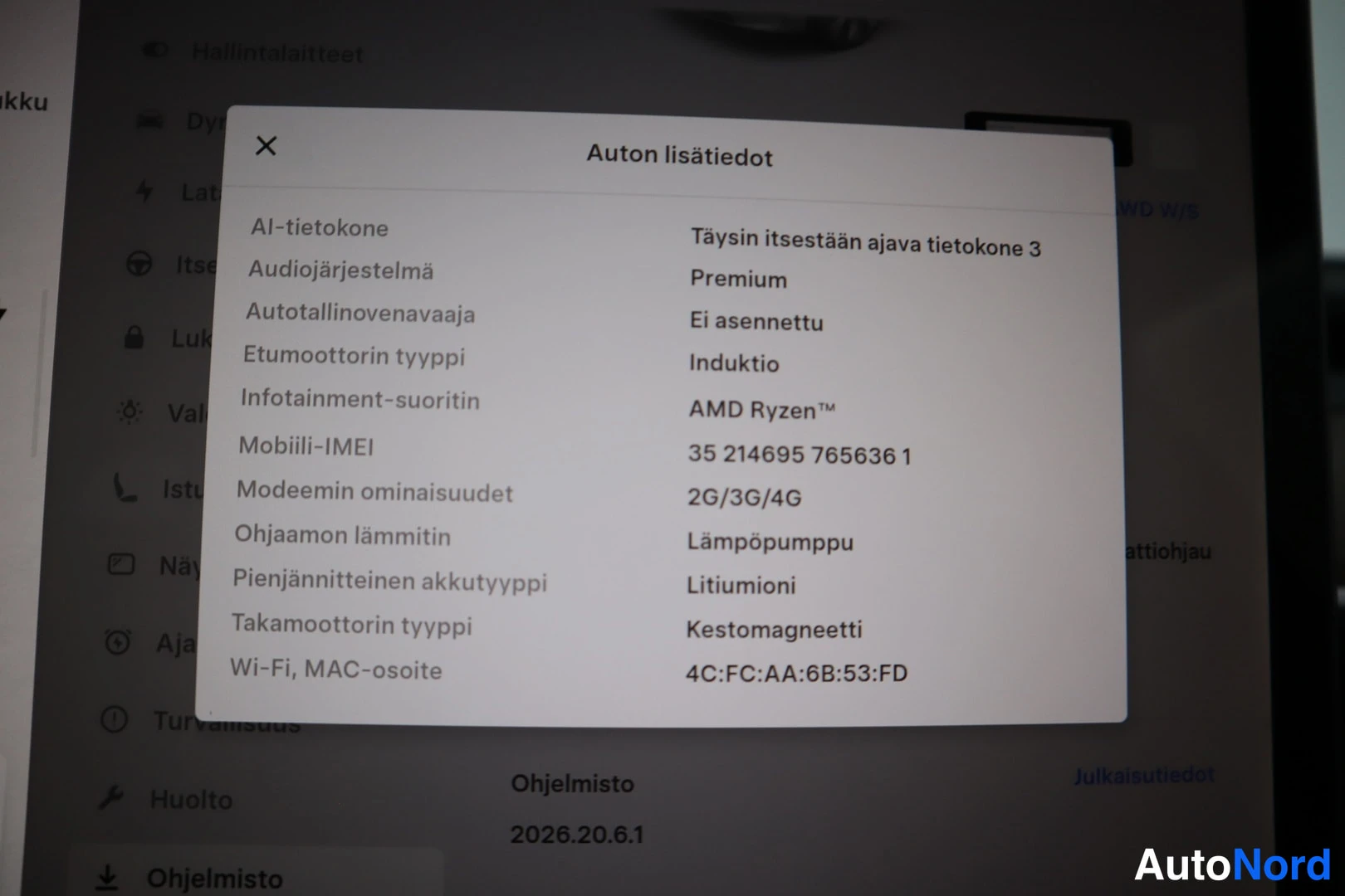 Yksityiskohta: Tesla-näytön kuvakaappaus: ikkuna otsikolla Auton lisätiedot listaa varusteita, kuten Täysin itsenään ajava tietokone 3, Premium-äänijärjestelmä, AMD Ryzen -suo